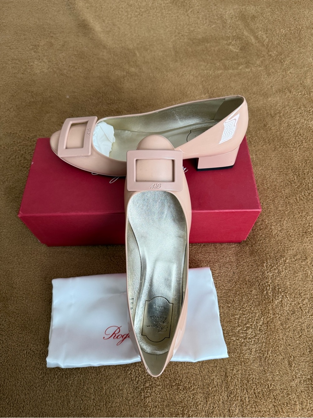 Roger Vivier patent 1” block heel in Beige SZ 39.5 full set